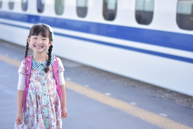 新幹線と小学生の女の子