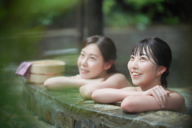 温泉に浸かる女性たち