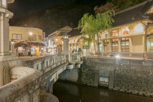 夜の城崎温泉街