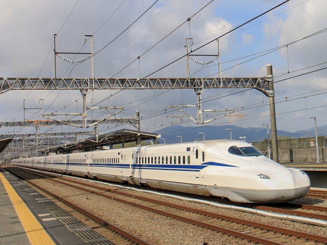 駅に停車する新幹線