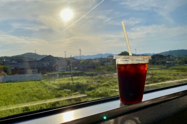 電車の車窓と飲み物