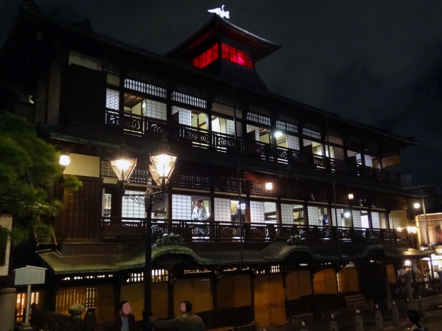 夜の道後温泉本館