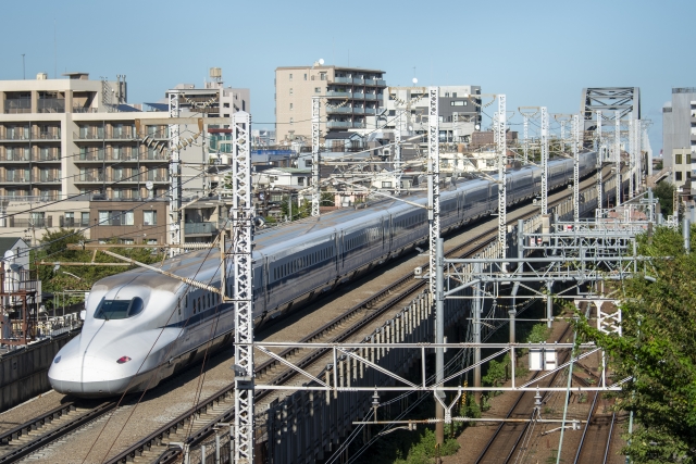 走行する新幹線