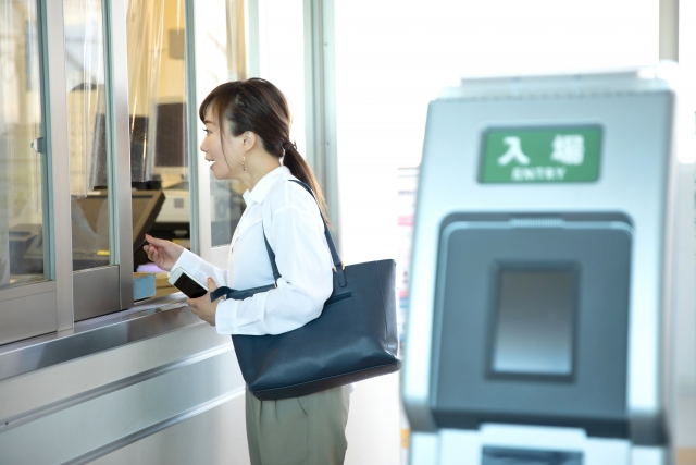 駅の窓口で話す女性