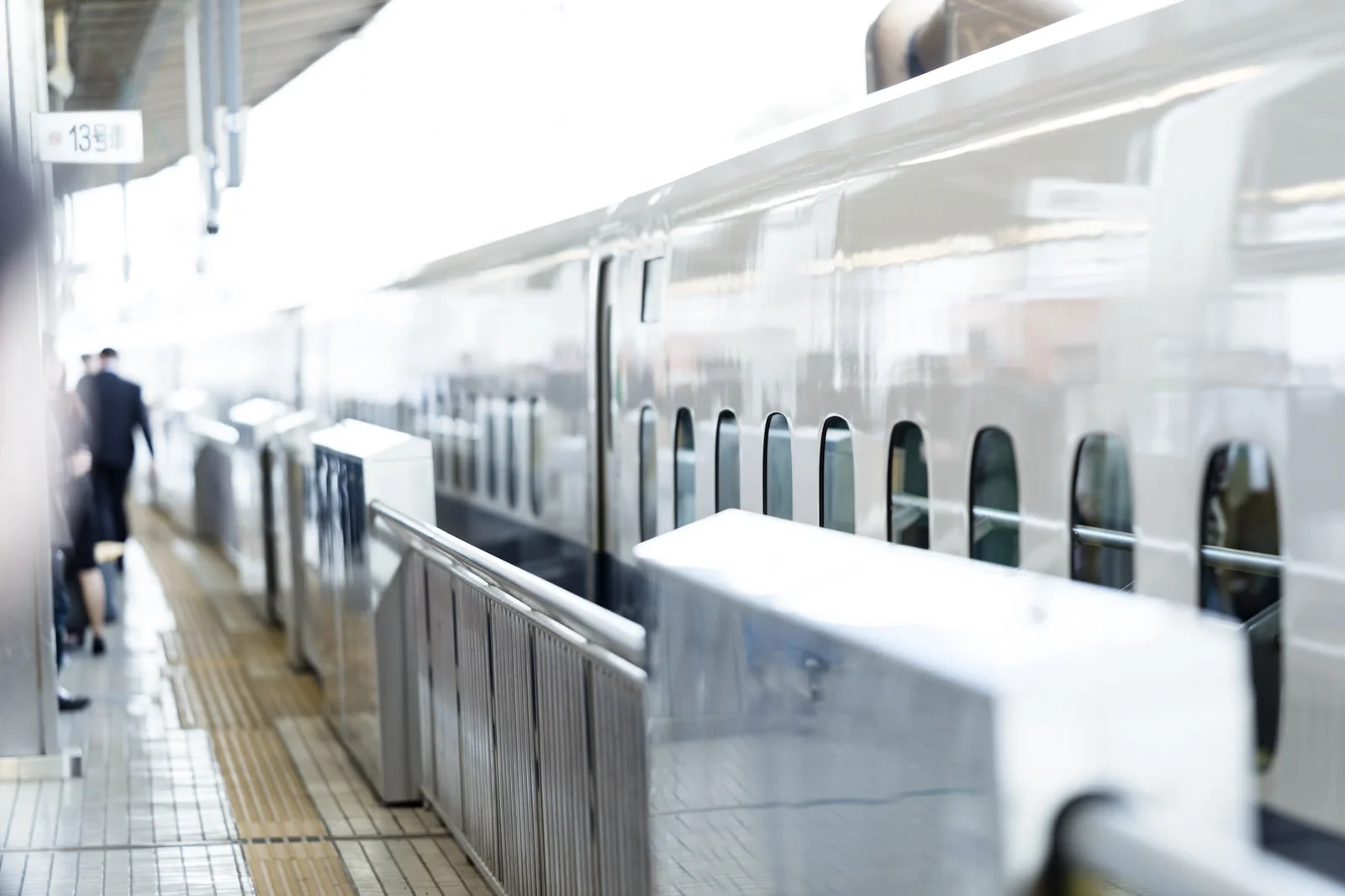 駅に停車する新幹線