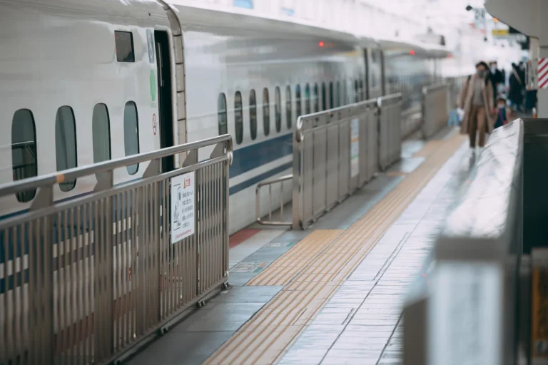 駅のホームに停車する新幹線