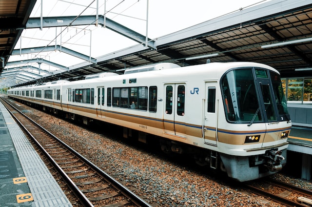 駅に停車する電車